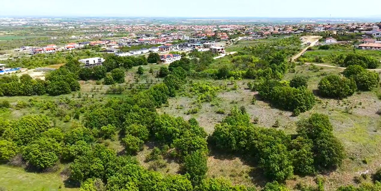 Ъглов парцел 2600 кв.м с потенциал за 5 УПИ-та | Белащица – м. Св. Неделя